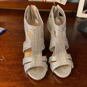 Gianni Bini silver heels 3”